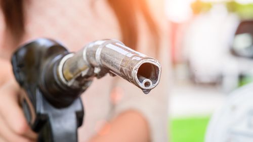 Zeci de benzinării au rămas fără stocuri de motorină, din cauza reducerii accelerate de prețuri la carburanți din ultimele zile