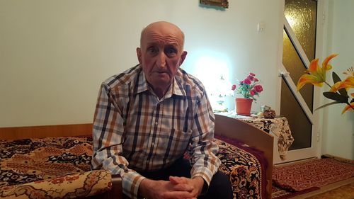 VIDEO Cine este pensionarul de 87 de ani care și-a donat economiile spitalului din Cugir. Mircea Ionescu a fost maistru la forjă și muncește de la 10 ani