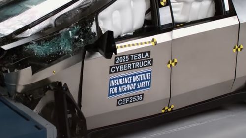 VIDEO Tesla Cybertruck a trecut prin testele de impact IIHS 2025 / Scoruri bune pentru protecția pasagerilor / Farurile, punctul slab al camionetei lui Musk