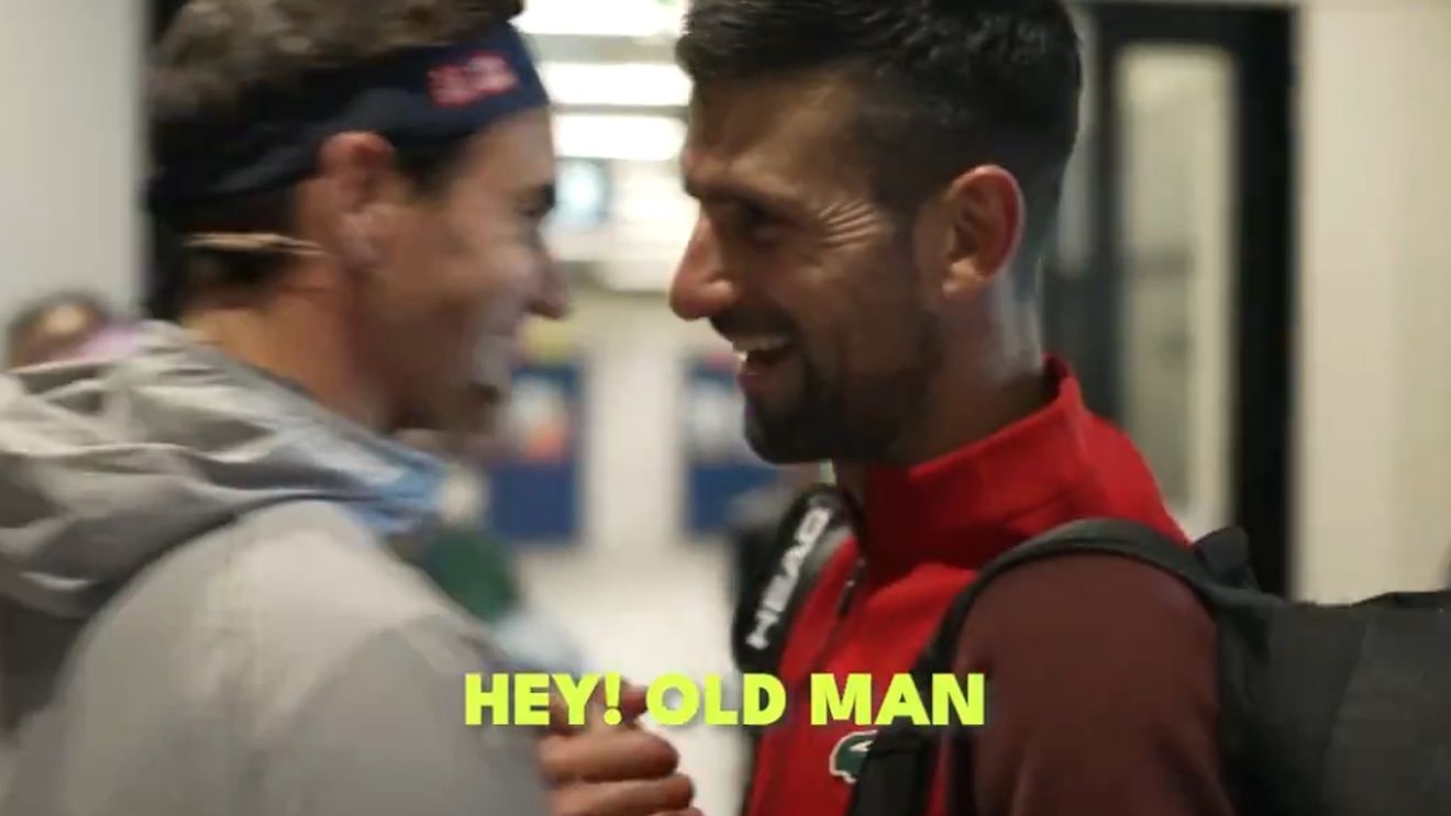 VIDEO Imaginea zilei în tenis: Roger Federer, întâlnire cu Novak Djokovic la Shanghai: „Ce faci, bătrâne?”