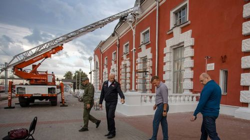 Cinci persoane au fost rănite după ce o dronă ucraineană a lovit o gară din vestul Rusiei, potrivit guvernatorului. O altă dronă care zbura spre Moscova a fost bruiată