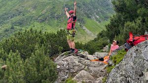 FOTO&VIDEO | Turist salvat cu elicopterul SMURD din Masivul Făgăraș. Victima a fost extrasă prin troliere în zona Negoiu