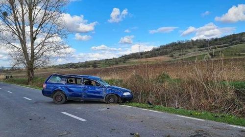 Un şofer de 49 de ani a murit în Teleorman după ce a intrat cu mașina într-un copac de pe DN52