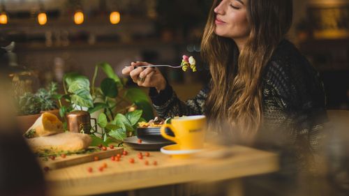 Mâncatul la ore fixe poate ajuta la pierderea în greutate – dar asta pentru că pur și simplu reduce caloriile