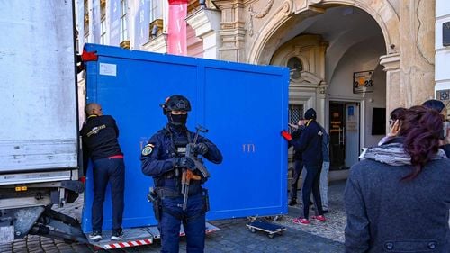 VIDEO&FOTO Operațiunea „Caravaggio” la Timișoara. Picturi de zeci de milioane de euro au sosit la Muzeul de Artă sub paza jandarmilor mascați și înarmați