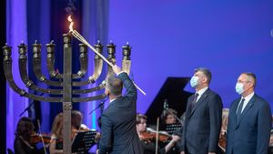 GALERIE FOTO Premierul Ciucă și Marcel Ciolacu, prezenți la aprinderea Menorei de Hanuka, Sărbătoarea Luminilor la evrei