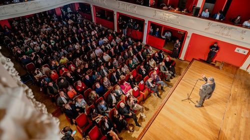 Astra Film Festival a început/ Proiecție de gală cu filmul despre Volodimir Zelenski/ André Singer a mărturisit că și-a dorit mult ca oamenii din România să fie primii care văd acest film (Parteneriat)