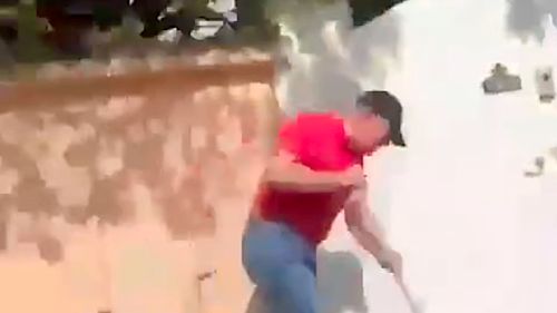VIDEO Turnul Sfatului: Klaus Iohannis, activități casnice / Filmat când dă cu mătura în fața casei
