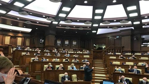 Guvernul Moldovei cere instituirea stării de urgență la Chișinău. Miza este stoparea alegerilor parlamentare anticipate