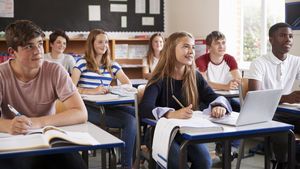 DOCUMENT Criteriile pentru bursele elevilor au fost aprobate prin ordin de ministru / Elevii de clasa a V-a nu mai primesc burse de merit, iar pentru bursele de studiu și cele de ajutor social cererile se mai pot depune până la finalul lunii septembrie