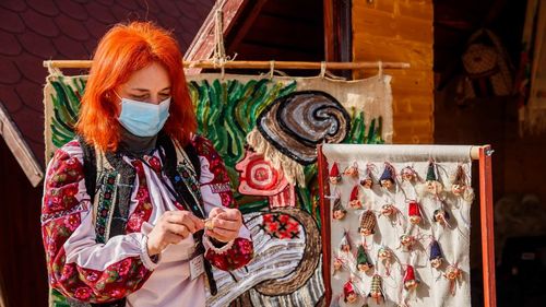 Vlad Voiculescu, despre oferirea de mărţişoare în şcoli: Poate dacă poartă mănuşi, cred că ar putea să facă gestul acesta