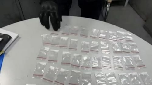 Surse: Ofițer de la un penitenciar din București a fost prins cu droguri la un concert