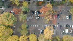 Parcările din sectorul 3, reguli noi/ Locurile nenominale vor costa 5 lei pe oră de luni până duminică, indiferent de oră/ Deținătorii de autorizații nenominale parchează gratuit pe orice loc nenominal din sector între 8 și 18