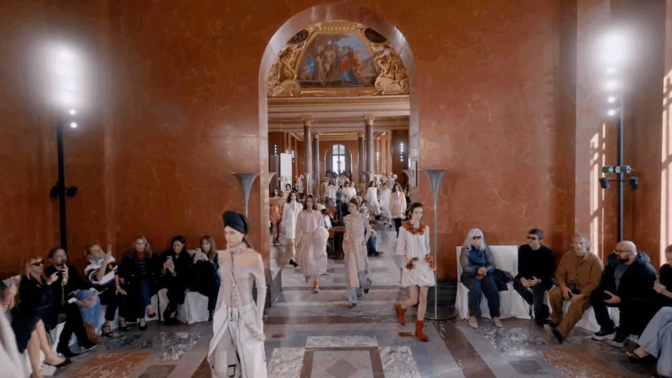 Louis Vuitton SS26: Nicolas Ghesquière transformă intimitatea în spectacol sub arcadele Luvrului / O colecție despre eleganța interioară, pijamale couture și fragilitatea puterii feminine, fragmentată între povești vizuale care nu se întâlnesc niciodată complet