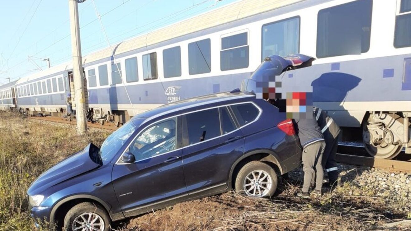 Trafic feroviar afectat în Cluj, după ce un tren a lovit o maşină