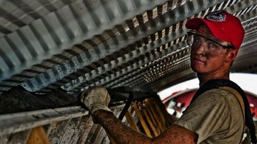 Legea internshipului adoptată de Camera Deputaţilor deschide ușa muncii la negru. Ce alte probleme au identificat specialiștii