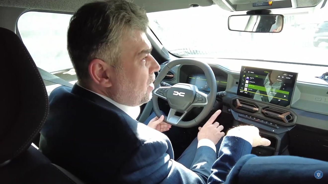 VIDEO Premierul Marcel Ciolacu rostește public primele cuvinte în limba engleză, în timp ce testa un Duster alături de directorul Dacia: „This is only electric?”
