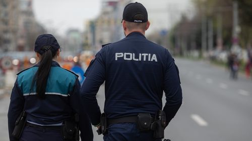 Doi cetăţeni străini, reținuți de polițiștii din Ilfov pentru că ar fi indus în eroare o persoană, convingând-o să îşi instaleze o aplicaţie pe telefonul mobil, prin care i-ar fi sustras din cont 43.000 de lei