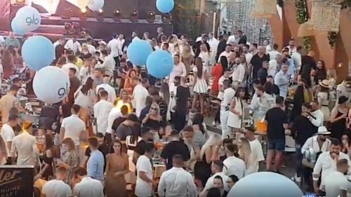 VIDEO Petrecerile continuă pe litoral, în timp ce numărul infectărilor a explodat în toată țara: Concert cu sute de persoane la clubul de fițe Nuba din Mamaia, fără măști și distanțare