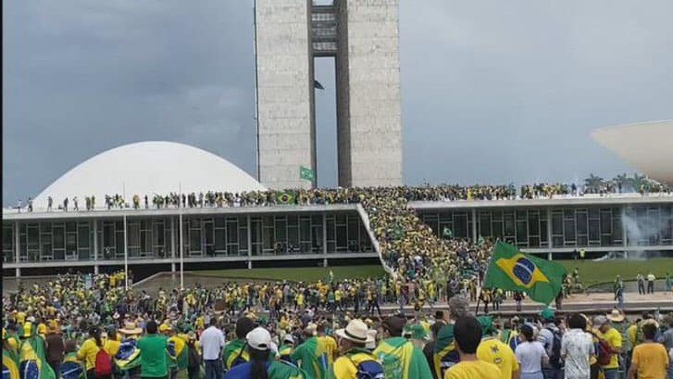 Anne Applebaum: Americanii au stabilit un exemplu pentru răsculații din Brazilia / Simpatizanții lui Jair Bolsonaro au demonstrat că și revoluțiile anti-democratice pot fi contagioase
