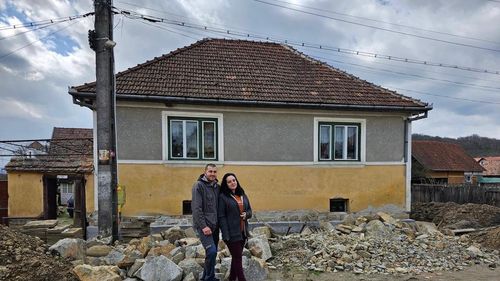 Un cuplu a renunțat la București pentru liniștea unui sat din Sibiu, unde renovează o casă din anul 1940 / ”Am trecut de la o garsonieră de 20 de metri pătrați, la o curte de 2.000”