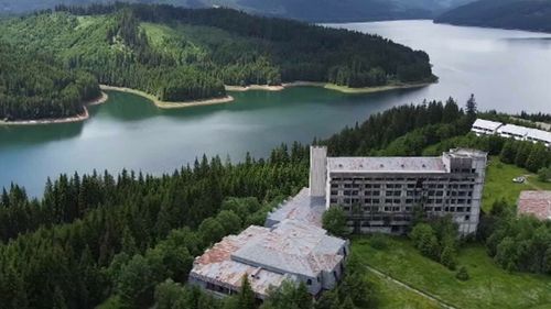 Cum arată acum stațiunea construită de Ceaușescu ca să găzduiască JO de Iarnă. A fost proiectată de arhitecți din Elveția