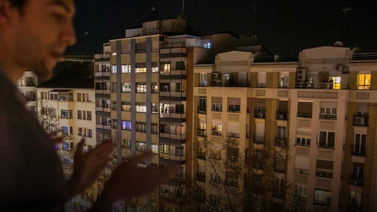 VIDEO Karaoke de la balcoane în Spania/ Mii de oameni aflați în carantină au ovaţionat, de la ferestre, profesioniştii din domeniul sanitar