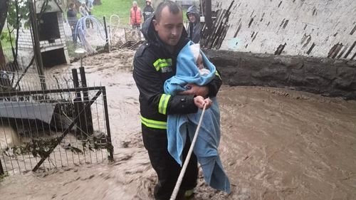 VIDEO Inundaţii în 161 de localităţi din 29 de judeţe: Trei oameni luaţi de viitură au murit, zeci de persoane au fost evacuate, peste 1.000 de case, curţi şi beciuri, inundate