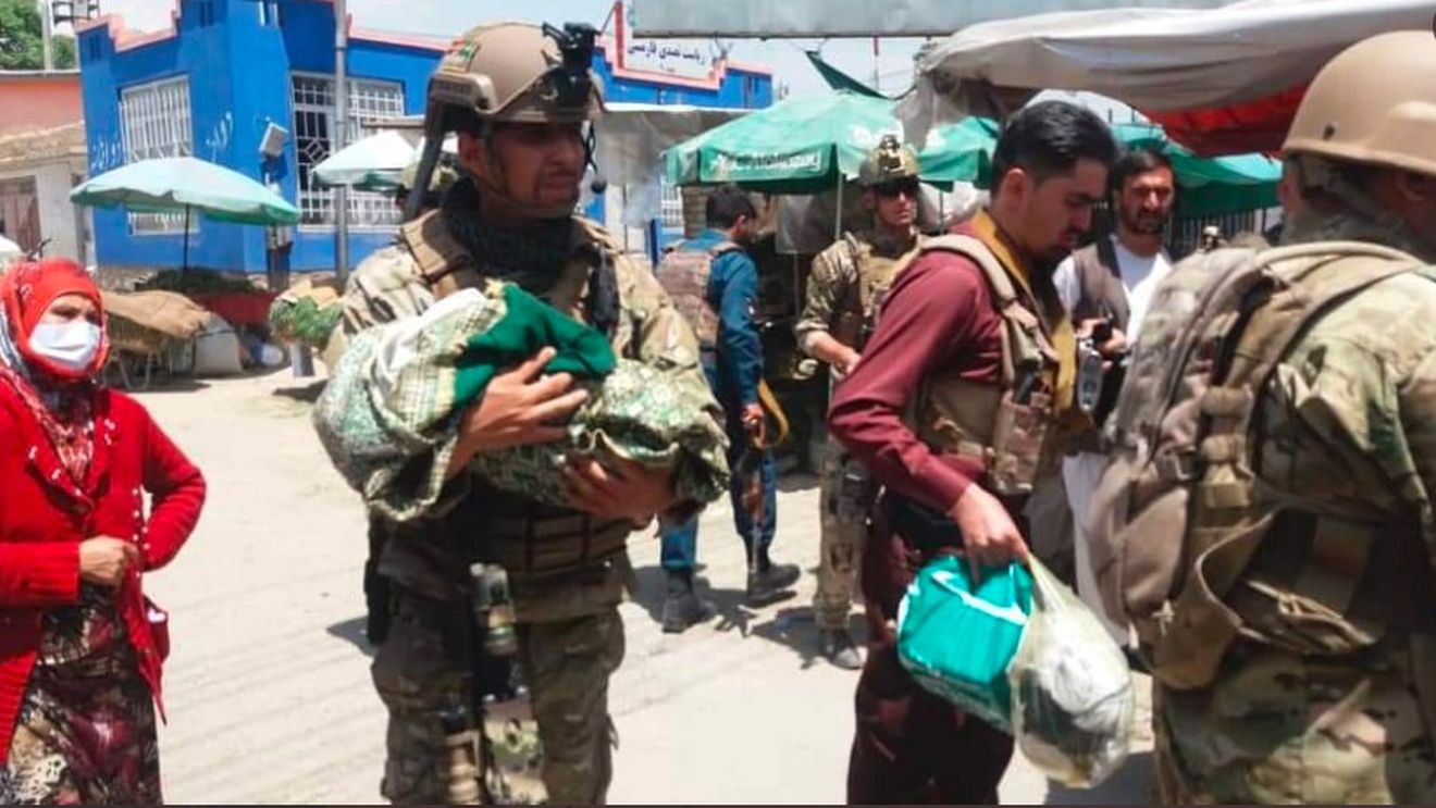 Americanii încep evacuarea translatorilor afgani aflați în pericol în fața ofensivei talibanilor