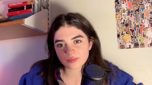 Dacă la noi stai în bancă și asculți ce predică profesorul, în Anglia foarte multe dintre ore se bazează pe discuții, spune Elena Rădulescu, studentă la Oxford și olimpică la dezbateri