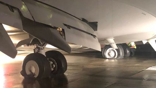 UPDATE FOTO Cluj: Avion Boeing cu incendiu la trenul de aterizare. Aeroportul a fost închis temporar / Aeronava venea din Egipt. Pasagerii sunt evacuați normal