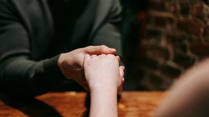 Sărutarea mâinii unei femei poate constitui agresiune sexuală, a hotărât o instanță spaniolă