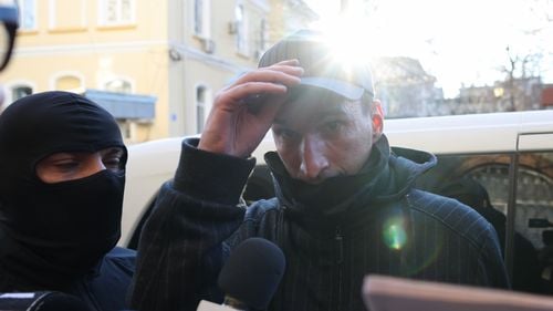 Procurorii cer arestarea preventivă a lui Bogdan Peșchir pentru săvârșirea infracțiunii de coruperea alegătorilor prin mijloace de comunicare electronică: ar fi oferit aproape un milion de dolari pe TikTok și prin Revolut pentru alegerea unui candidat