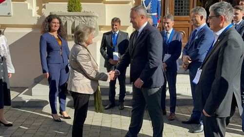 Miza de 31 de miliarde de euro: la Alba Iulia are loc semnarea acordului de parteneriat între România și Comisia Europeană. Premierul Nicolae Ciucă a primit-o la Sala Unirii pe Elisa Ferreira, comisar european pentru Coeziune și Reforme