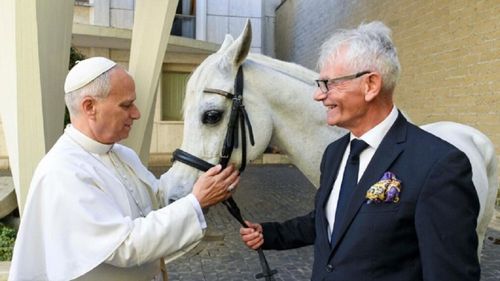 Papa Leon a primit cadou un cal pursânge arab: „Albul este asociat cu sutana papală”