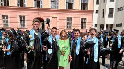 Peste 40 de profesori din liceul unde predă Carmen Iohannis intră în grevă. Director: Cei care vor să intre la ore, probabil că vor face online / Surse G4Media spun că soția președintelui nu e membru de sindicat