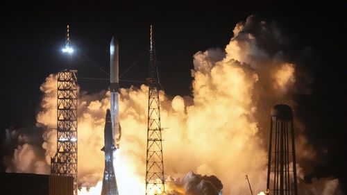 Elon Musk l-a felicitat pe Jeff Bezos pentru succesul lansării test a rachetei New Glenn