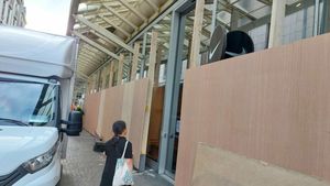FOTO Parisul, sub asediu: proprietarii de magazine își baricadează vitrinele ca să prevină distrugerile
