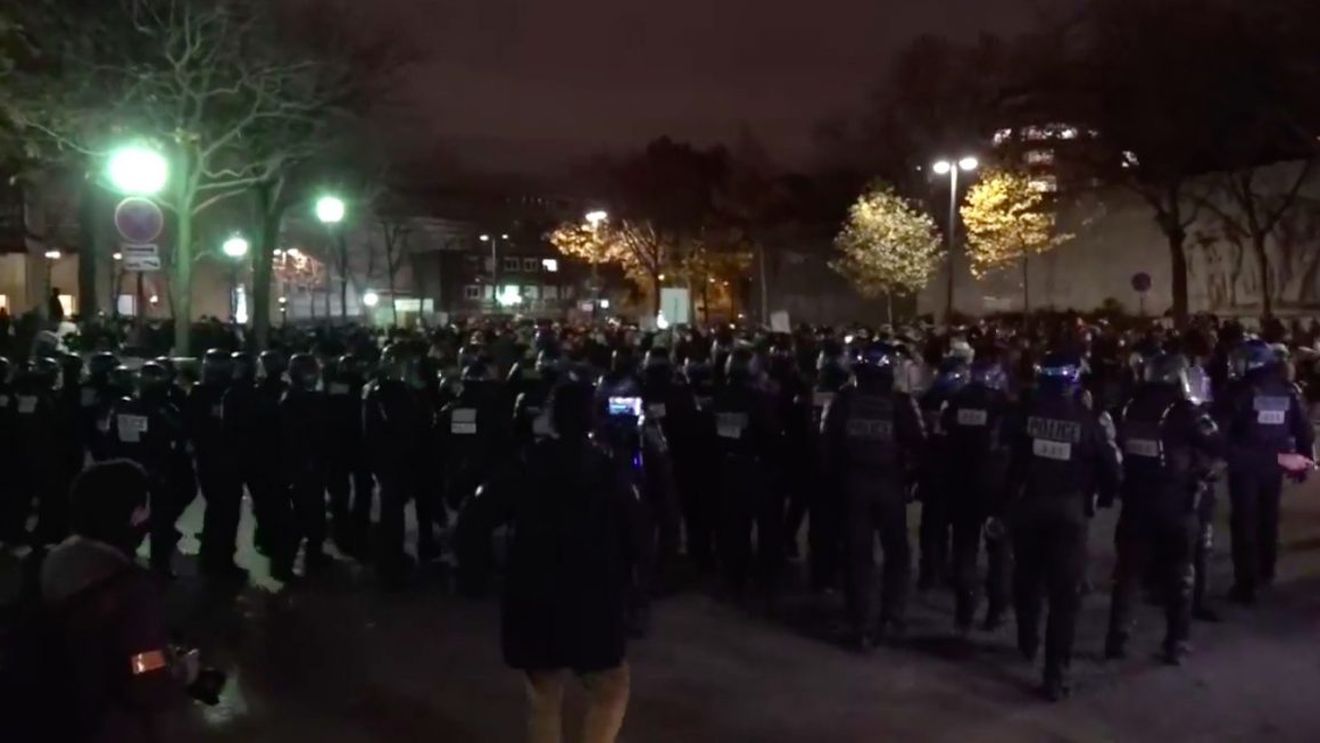 VIDEO Mii de francezi au protestat sâmbătă la Paris împotriva unui articol de lege care incriminează difuzarea de imagini cu polițiști în timpul intervențiilor