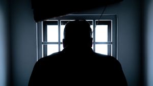 Sentință definitivă: 30 de ani de închisoare pentru bărbatul din Onești care a omorât două persoane în apartamentul din care fusese evacuat / Soția sa a primit o pedeapsă de 12 ani