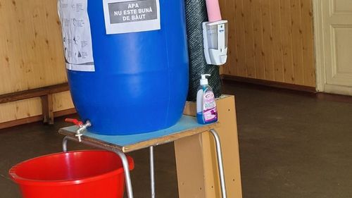 Condiții insalubre la Clubul copiilor din orașul Odobești: elevii se spală pe mâini la bidon