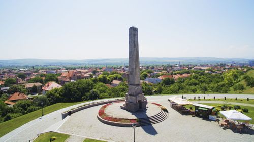 Obeliscul lui Horea, Cloşca şi Crişan din Alba Iulia se înclină / Primar: ”Am început demersurile pentru realizarea unei expertize tehnice şi a unui studiu geotehnic” / Este înalt de peste 20 de metri și a fost construit în 1937