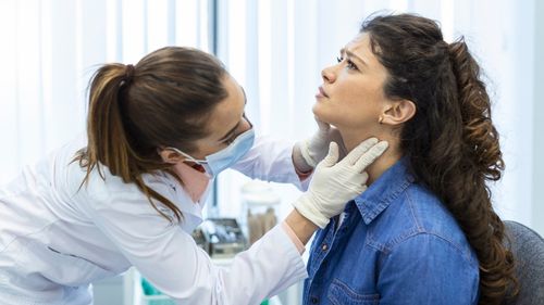 Un medic explică o parte din cauzele problemelor cu tiroida: ”Stresul este un factor hotărâtor, el este cel care declanşează boala latentă, apoi alimentaţia, stilul de viaţă / Se poate transmite în special pe linie maternă”