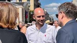 Înlăturarea steagurilor UE este o trădare, le spune ministrul francez de Externe primarilor de extremă dreaptă