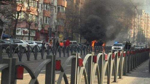 UPDATE Incendiu violent pe Calea Moșilor: Trei mașini au ars, alte două ard marți dimineață / Pompierii intervin