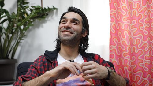 VIDEO Optimismul debordant al unui actor nevăzător / Cum vede Valentin Andrieș imperfecțiunile din mica lume românească / Rolul cățelușei Bridy