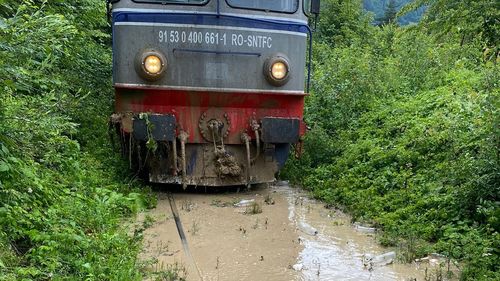 Două trenuri cu peste 400 de pasageri, blocate în județul Suceava, după o alunecare de teren pe calea ferată / Intervin echipele ISU