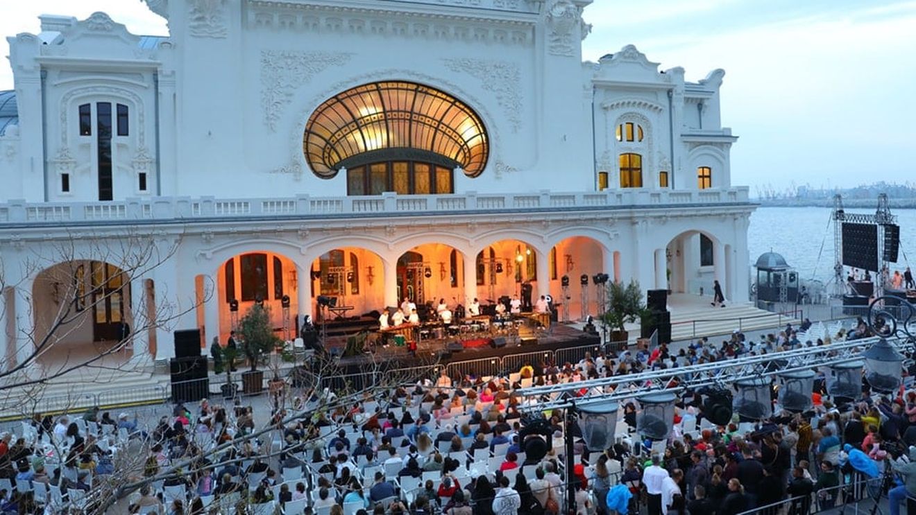 FOTO VIDEO Cazinoul din Constanța, vedeta zilelor orașului: Oamenii stau la coadă să viziteze simbolul Art Nouveau de pe faleză / Concerte, dance show și video mapping
