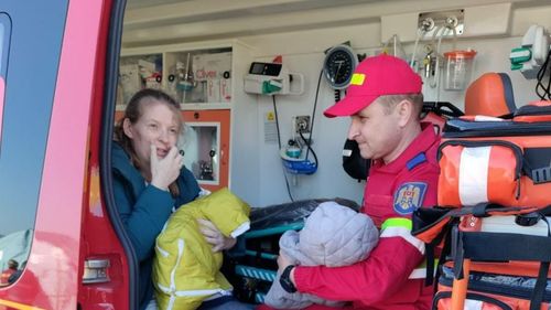 O ucraineană și cei doi copii ai ei născuți prematur la Odessa vor fi internați la Spitalul de Urgență din Bârlad