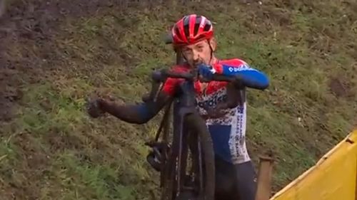Imaginea zilei: Un ciclist olandez și-a pus umărul dislocat la loc cu ajutorul bicicletei, în timpul unei curse de ciclocros în Belgia